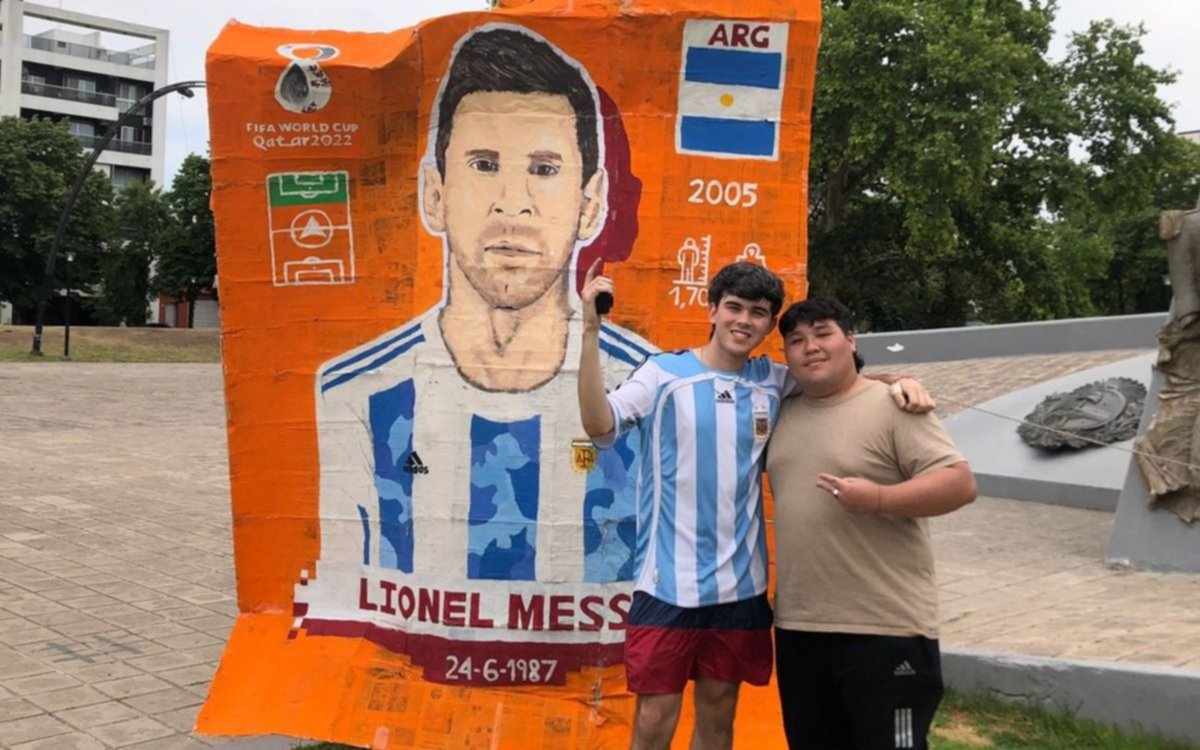 Fiebre por Qatar en La Plata y la figurita gigante de Messi que mide varios metros