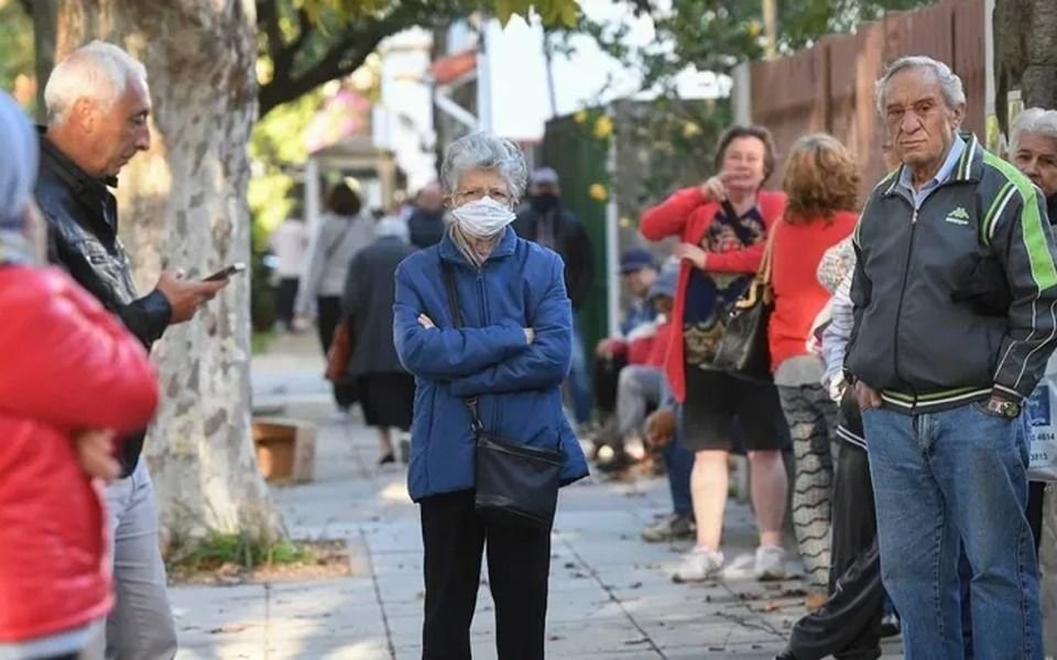 Anunciaron suba 15,6% a jubilados y refuerzo de $10 mil a quienes cobren la mínima