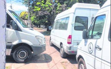 Reclamo por vehículos que estacionan sobre la vereda