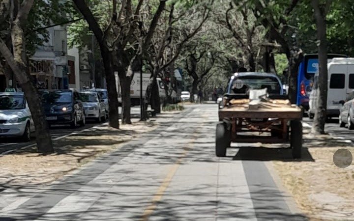El "estacioná donde quieras", un vale todo: en bicisendas y hasta en una rampa de discapacitados