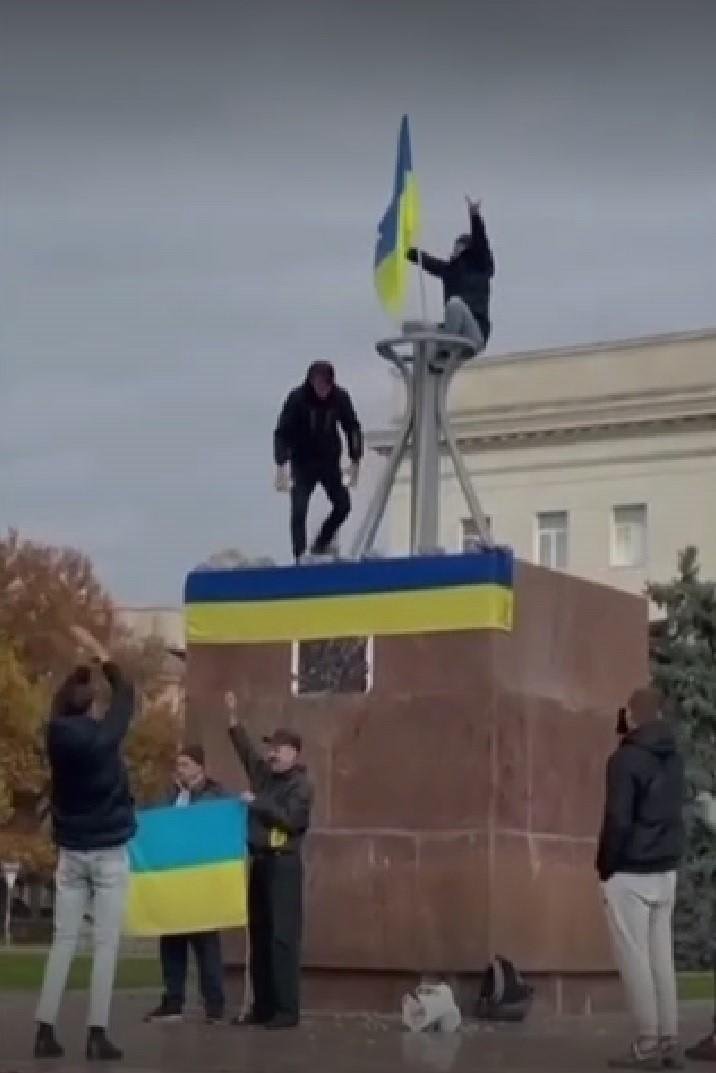 Ucrania puede: iza su bandera en Jersón tras la retirada y la humillación rusa