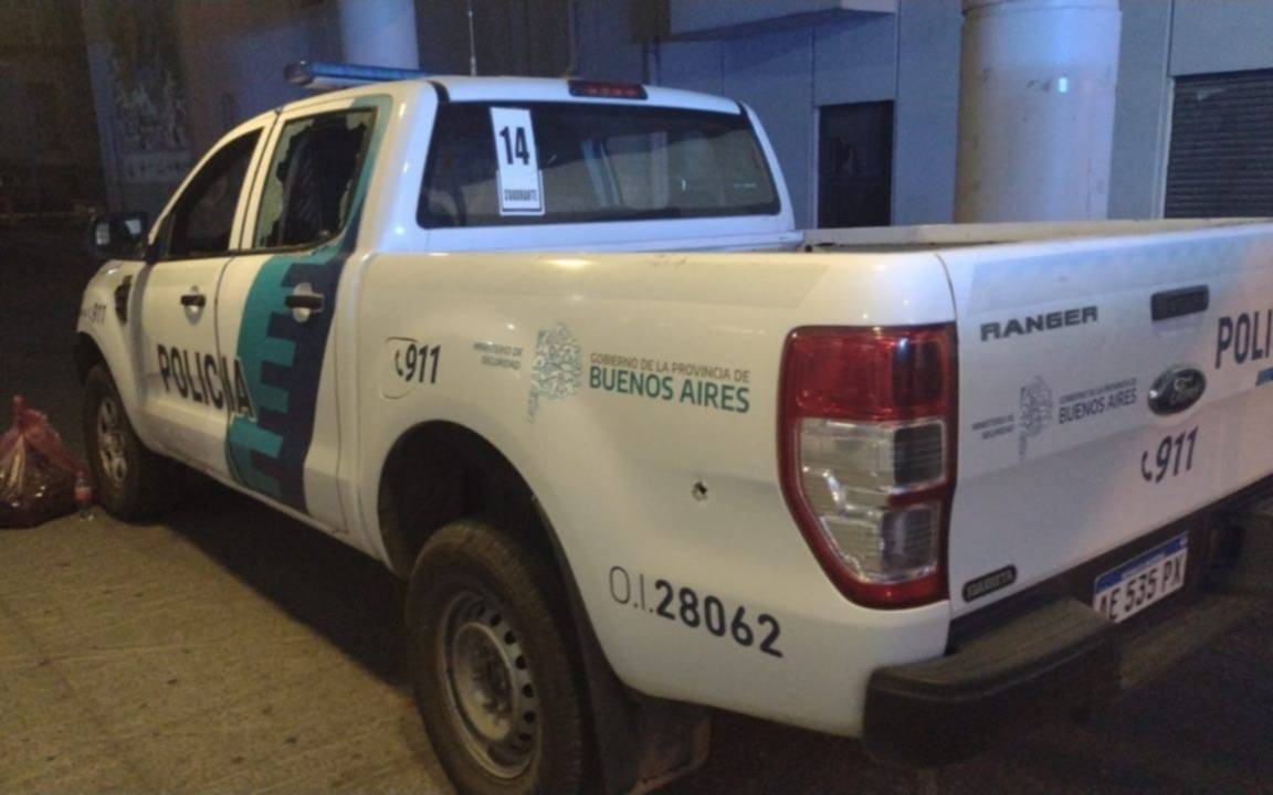 Lluvia de balas en La Plata: peligrosos delincuentes le dispararon 30 tiros a la Policía con una ametralladora