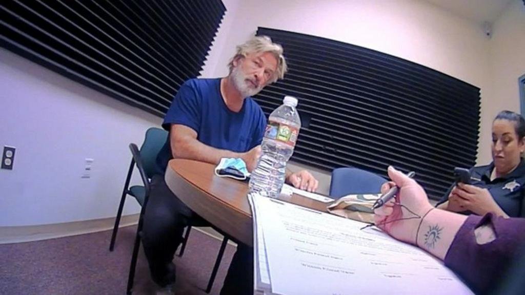 Alec Baldwin demandó a los técnicos de “Rust” por darle el arma cargada