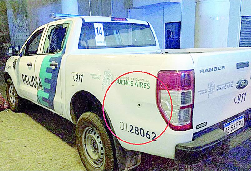 Una lluvia de balas, medio millón de pesos robados y dos heridos en Villa Elvira