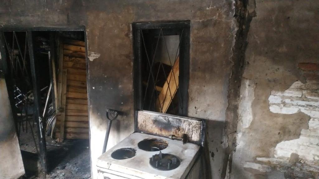 Susto para un jubilado por un incendio en su vivienda de 90 entre 4 y 5