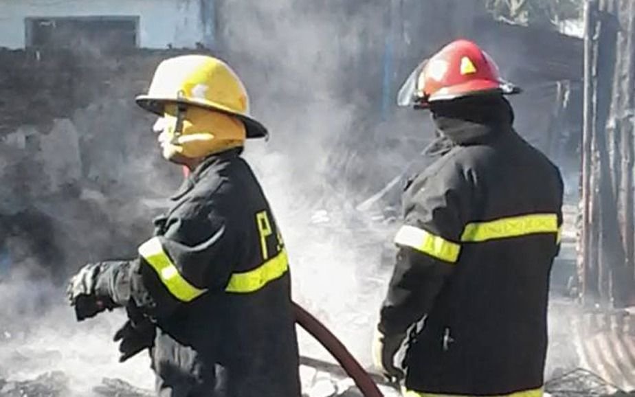 Se incendió la casa de un jubilado en Villa Elvira: lo perdió todo