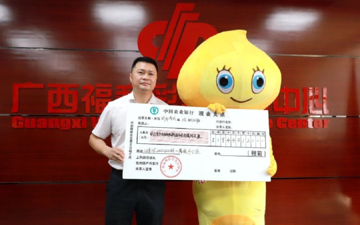 En China, un hombre ganó la lotería y se disfrazó para que no lo reconocieran ni su familia ni amigos