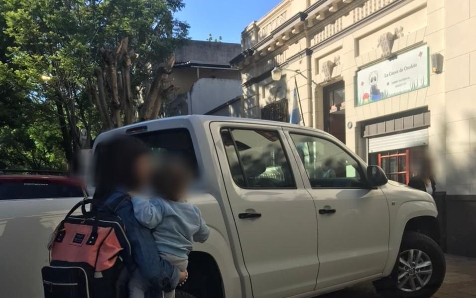 "Estacioná donde quieras", sin límites: bronca por una camioneta en la puerta de un jardín