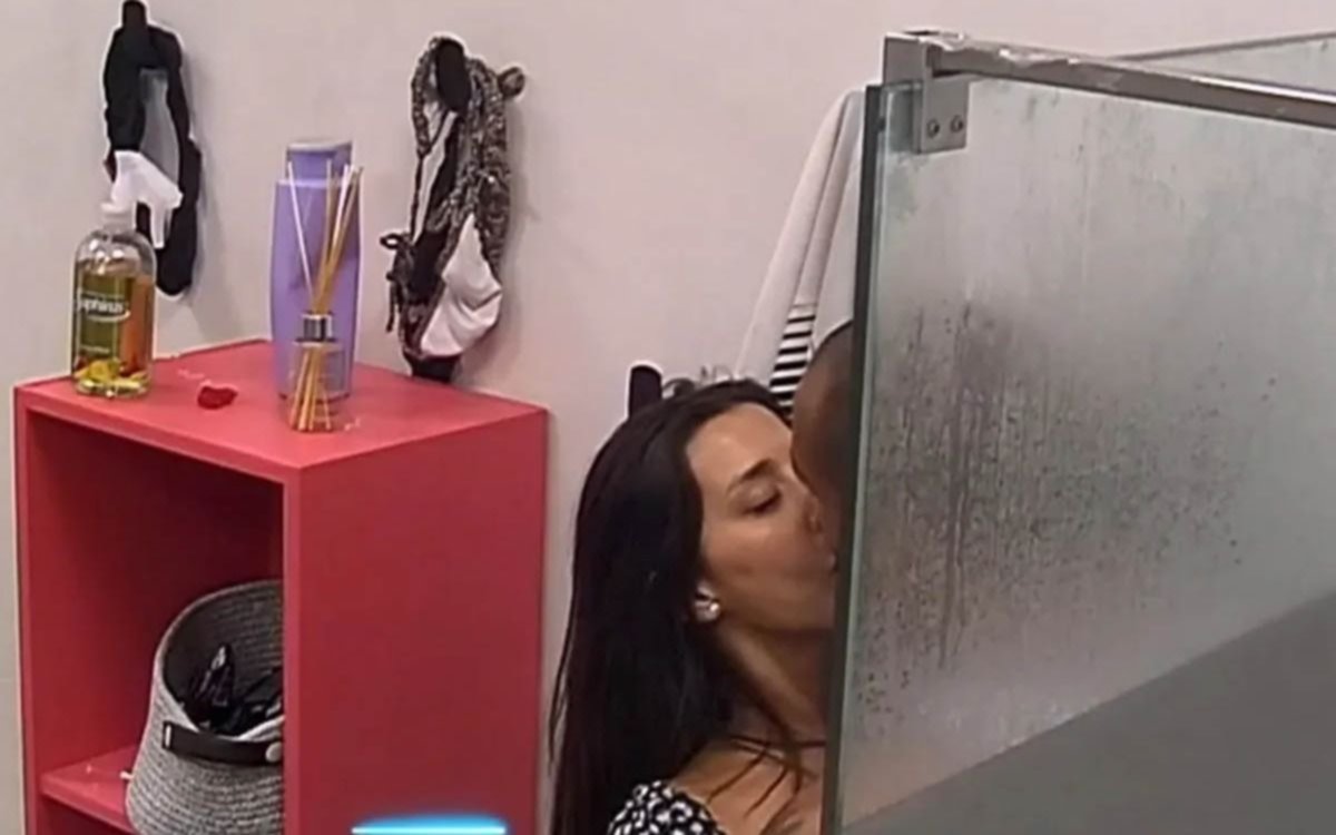 VIDEO. Fogosa reconciliación de Juliana y Maxi en el baño de Gran Hermano,  al borde de la sanción