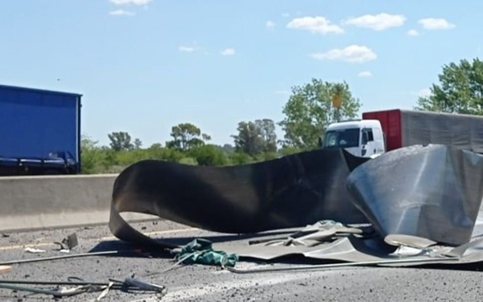 Susto y alerta en la Autopista: se desprendió una bobina de acero desde un camión