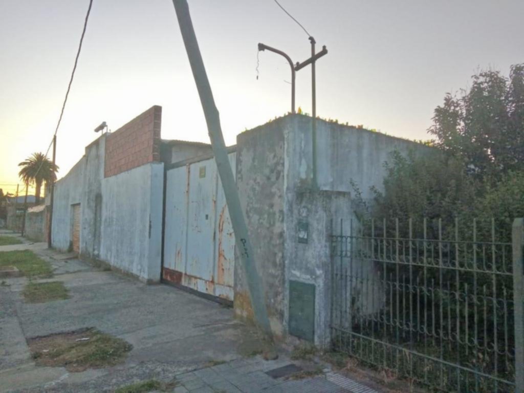 El peligro de un poste de luz a punto de caer en Ensenada