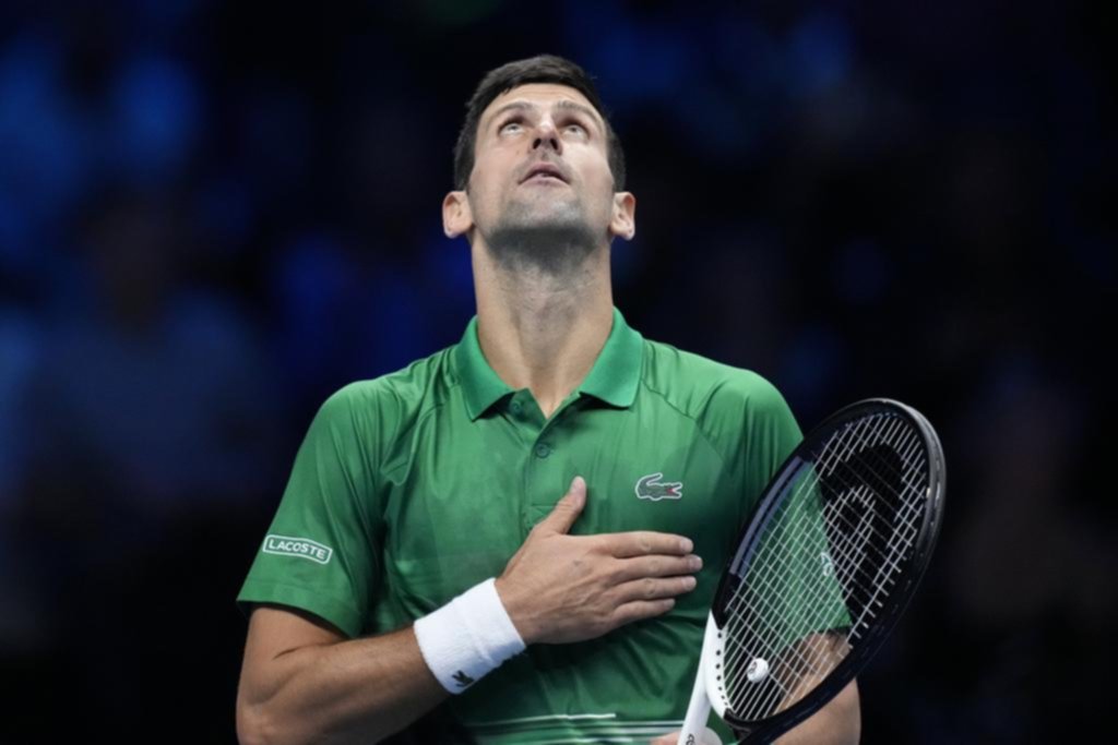 Djokovic avanza a paso firme en el Masters de Turín
