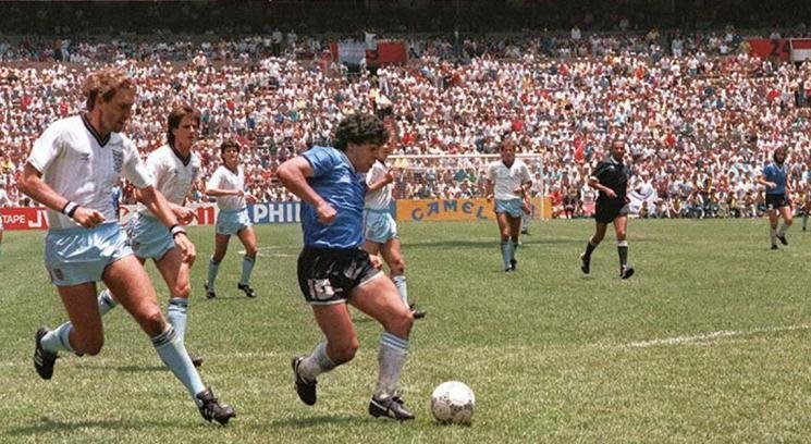 Una fortuna por la pelota del “Gol del Siglo” a los ingleses