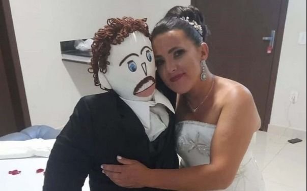 ¡De no creer! Se casó con un muñeco de trapo y ahora afirma que le fue infiel tras irse a un hotel con otra