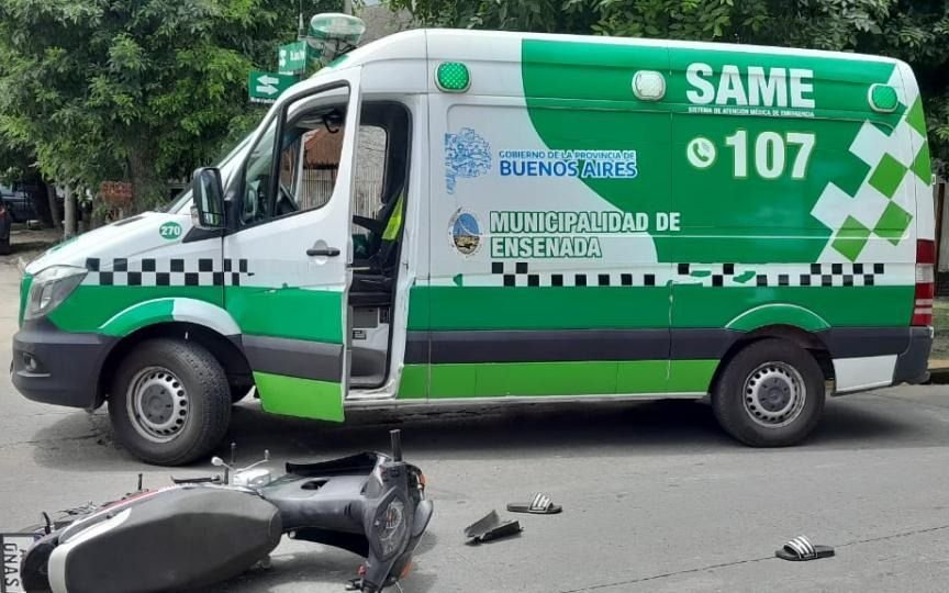 Terrible choque entre una moto y una camioneta dejó heridos en la Región