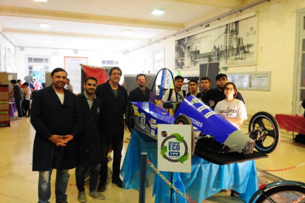 Escuelas técnicas en una carrera de autos eléctricos