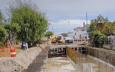 Supervisan obras de entubamiento canal Cordero en Quilmes