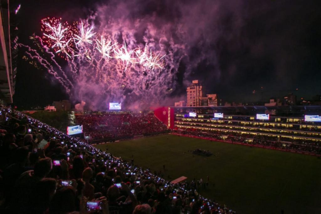 Estudiantes, Gimnasia y la renovación de sus canchas