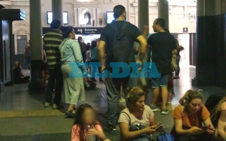 Por un pasaje en tren para la Costa, largas colas durante todo un día en la estación La Plata 