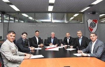 Firmaron Pinola y Lux, que trabajarán junto a Demichelis