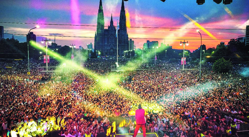 Una multitud en los festejos: el aniversario a pura música y paseo