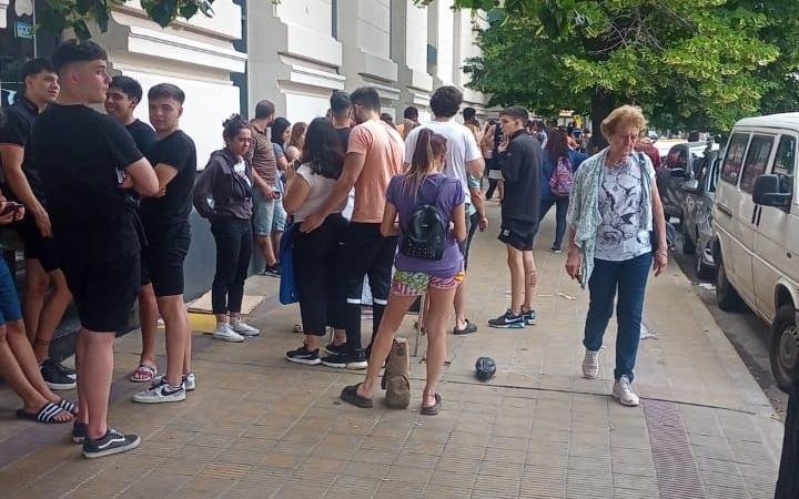 Vigilia y largas colas para la compra de pasajes de tren de larga distancia