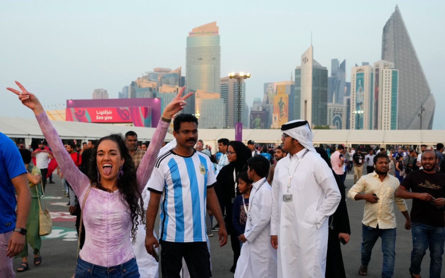 La fiebre mundialista, en imágenes: hinchas de todo el mundo ya copan Qatar y arrancó la fiesta