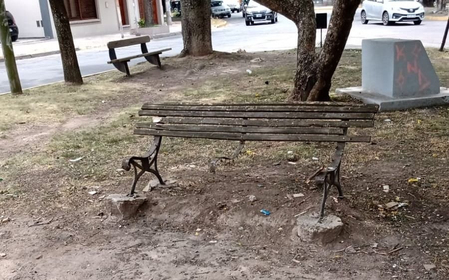 Denuncian abandono de Plaza Azcuénaga