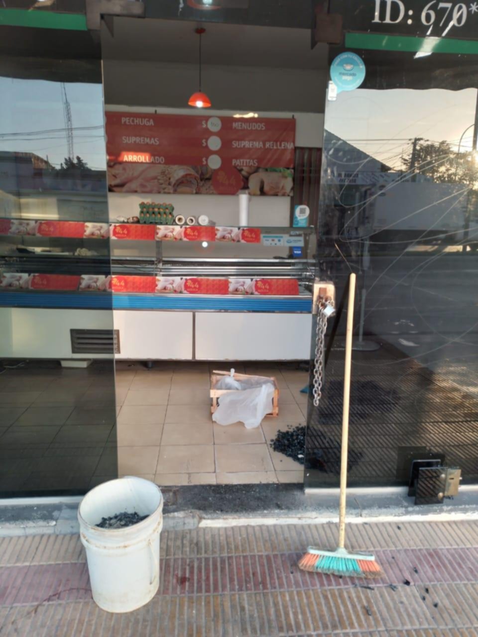 Entran a una pollajería, se roban hasta la basura y la dejan al borde del cierre
