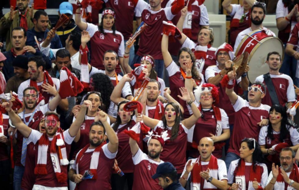 La Selección de Qatar y una hinchada de Free Shop