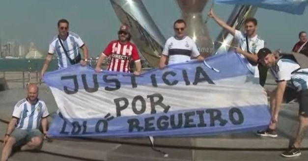 Banderazo en Qatar con sello platense: el Lobo, el Pincha y el trapo que pidió justicia por Lolo Regueiro