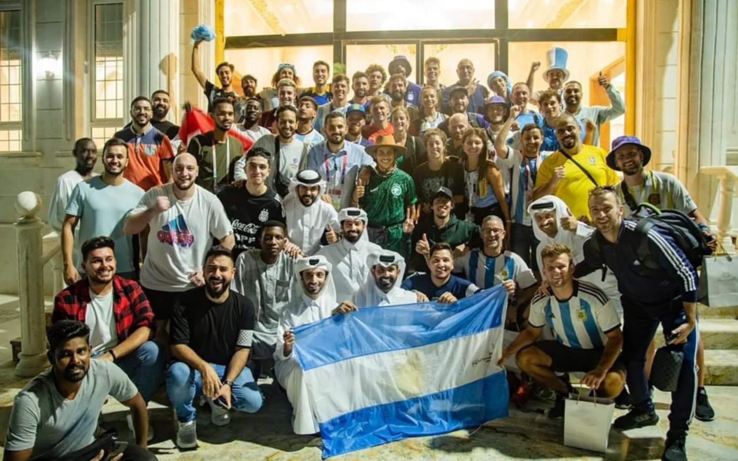La fiesta más loca: un jeque en Qatar, la organizó para un grupo de hinchas argentinos