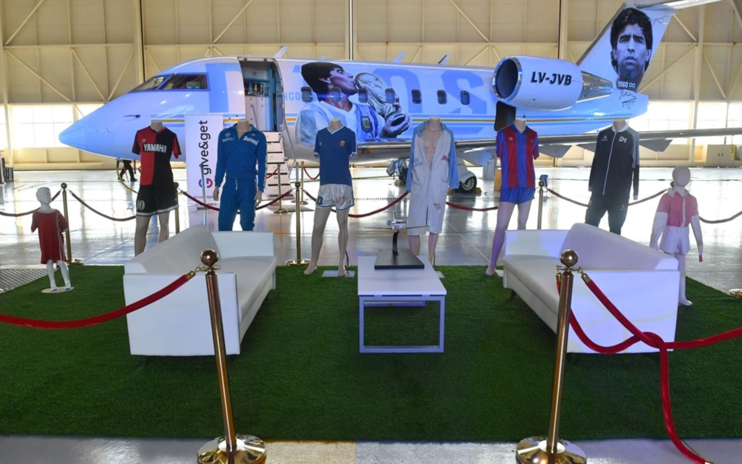 Se inauguró el Maradona Fan Fest en Qatar, con el avión Tango D10S
