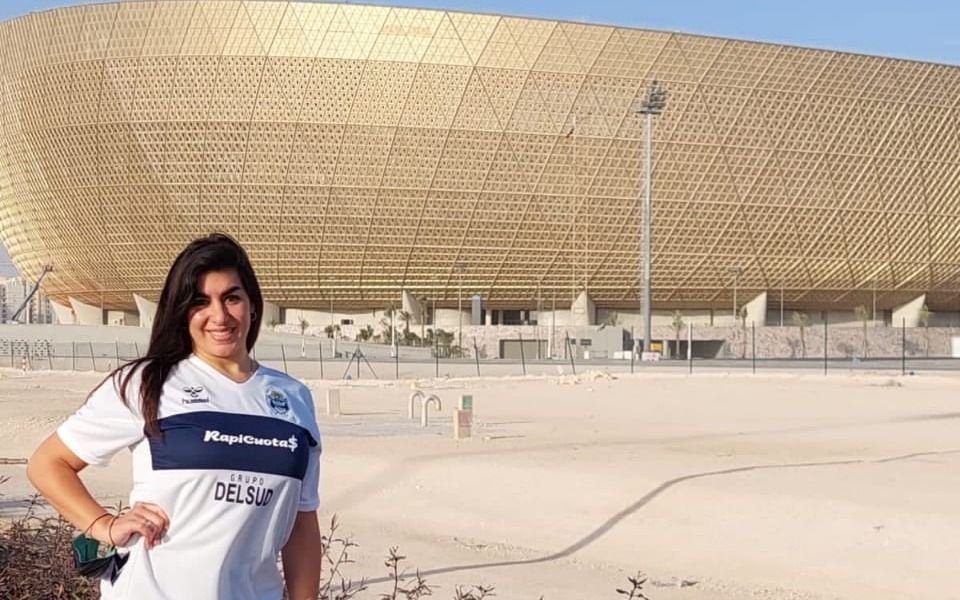 Platenses en Qatar.- Andrea, la hincha de Gimnasia que trabaja en Doha y vive a pleno el Mundial