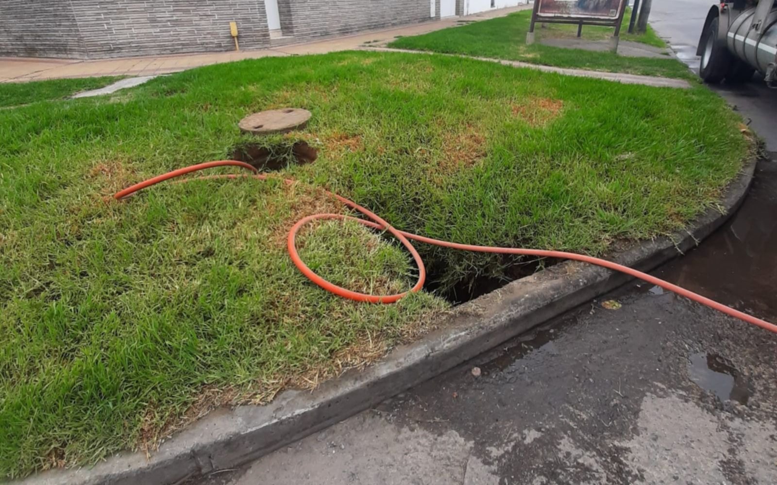 Advierten por un peligroso pozo en 528 y 120: "Se desmorona todo"