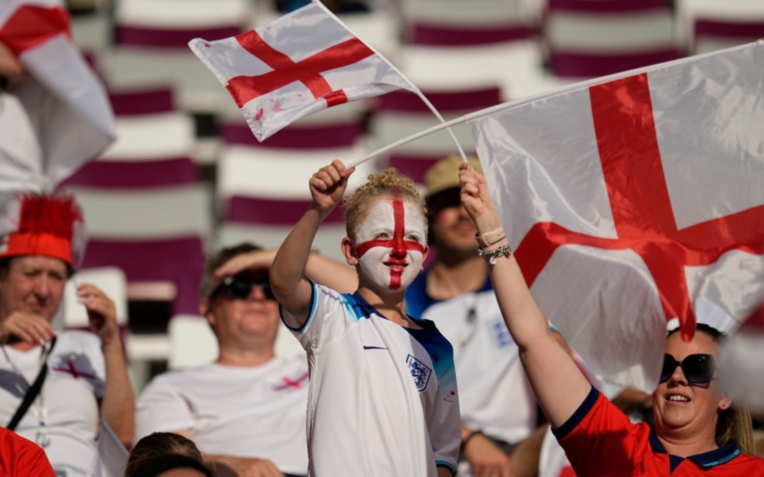 Tribuna casi vacía: hinchas ingleses tuvieron problemas en Qatar con las entradas para el debut