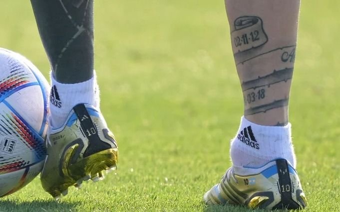La foto viral del tobillo de Messi que encendió alarmas en Qatar: ¿qué le pasó?
