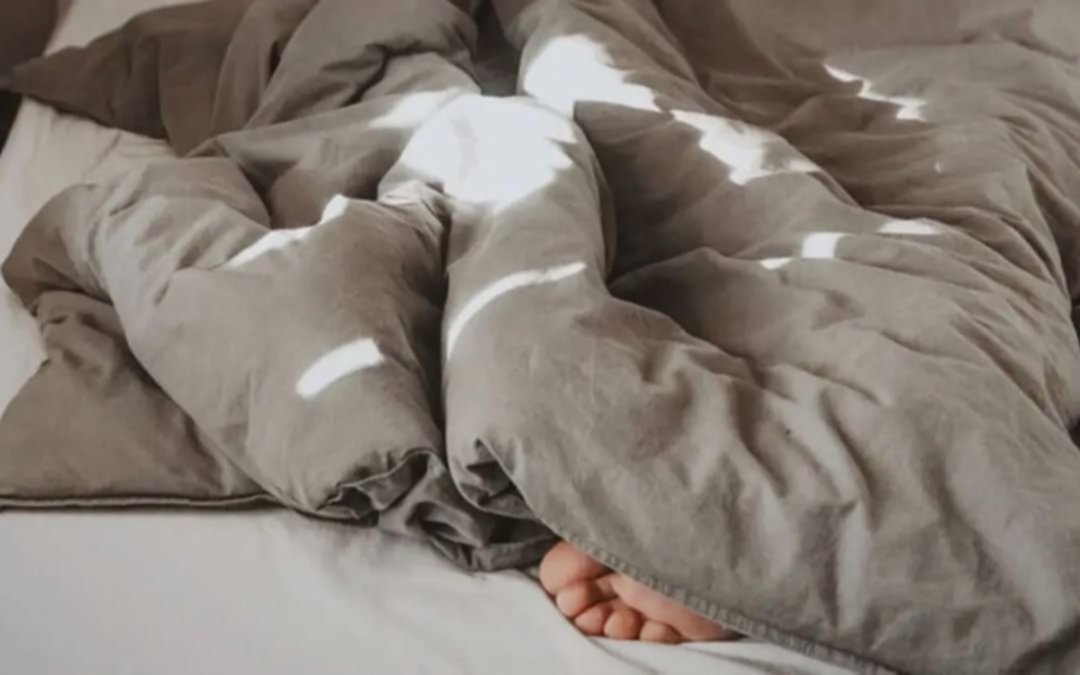 Estudio señala que los hombres solteros tardan hasta 4 meses en lavar sus sábanas