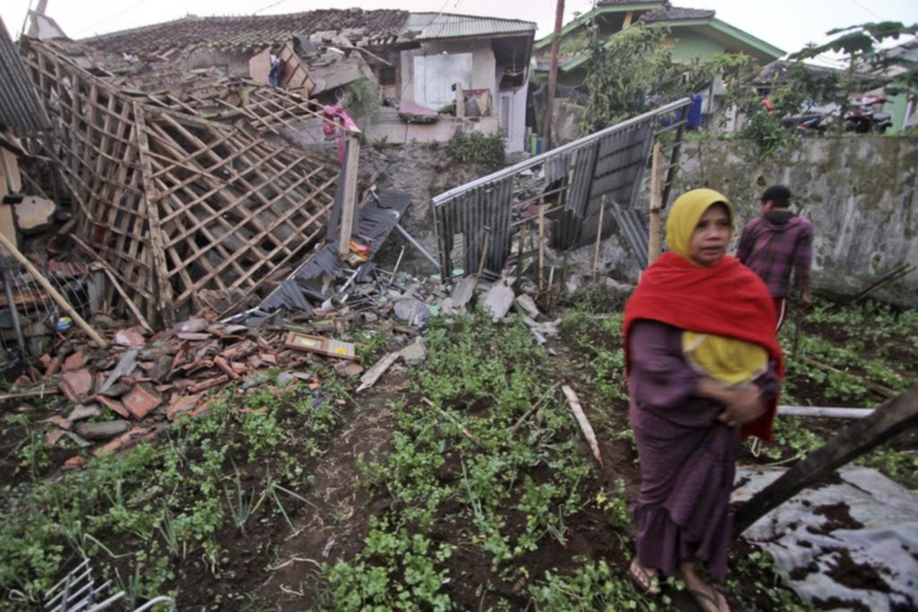 Un sismo bañó de sangre a Indonesia: 163 muertos