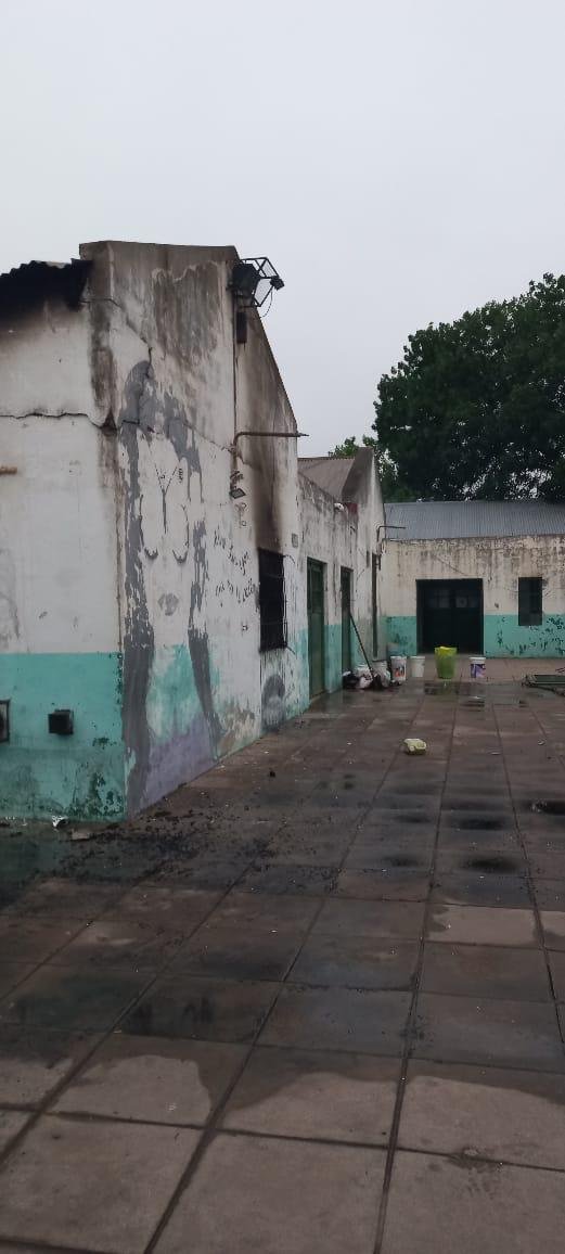 Vándalos incendiaron una escuela en San Carlos