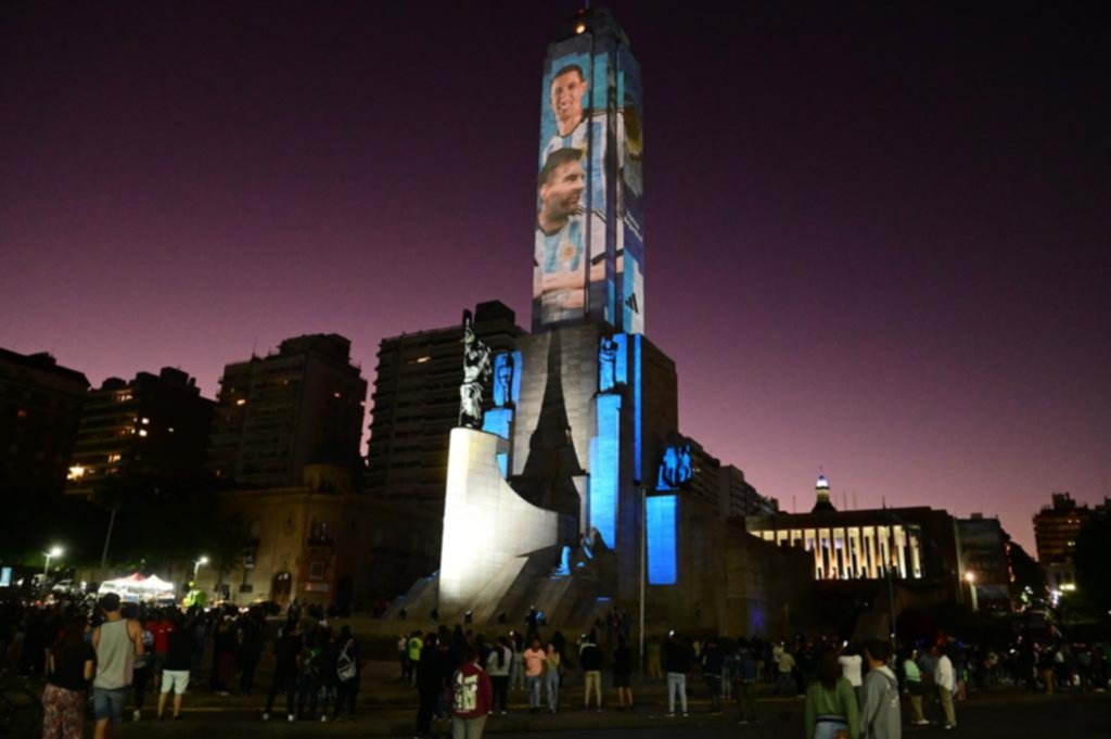 Homenajes a Messi y Di María en el Monumento a la Bandera de Rosario