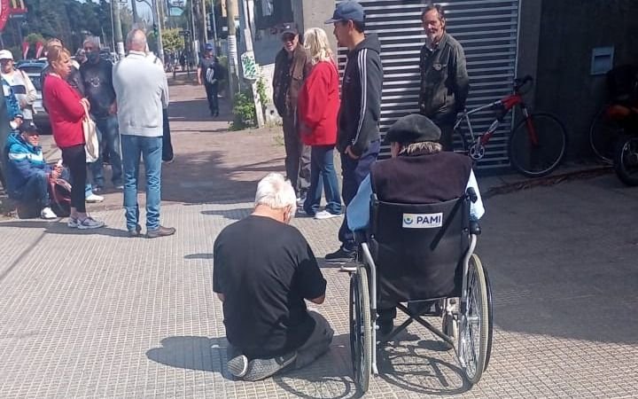 En La Plata hubo bancos que abrieron tras el partido: largas colas y mucha bronca