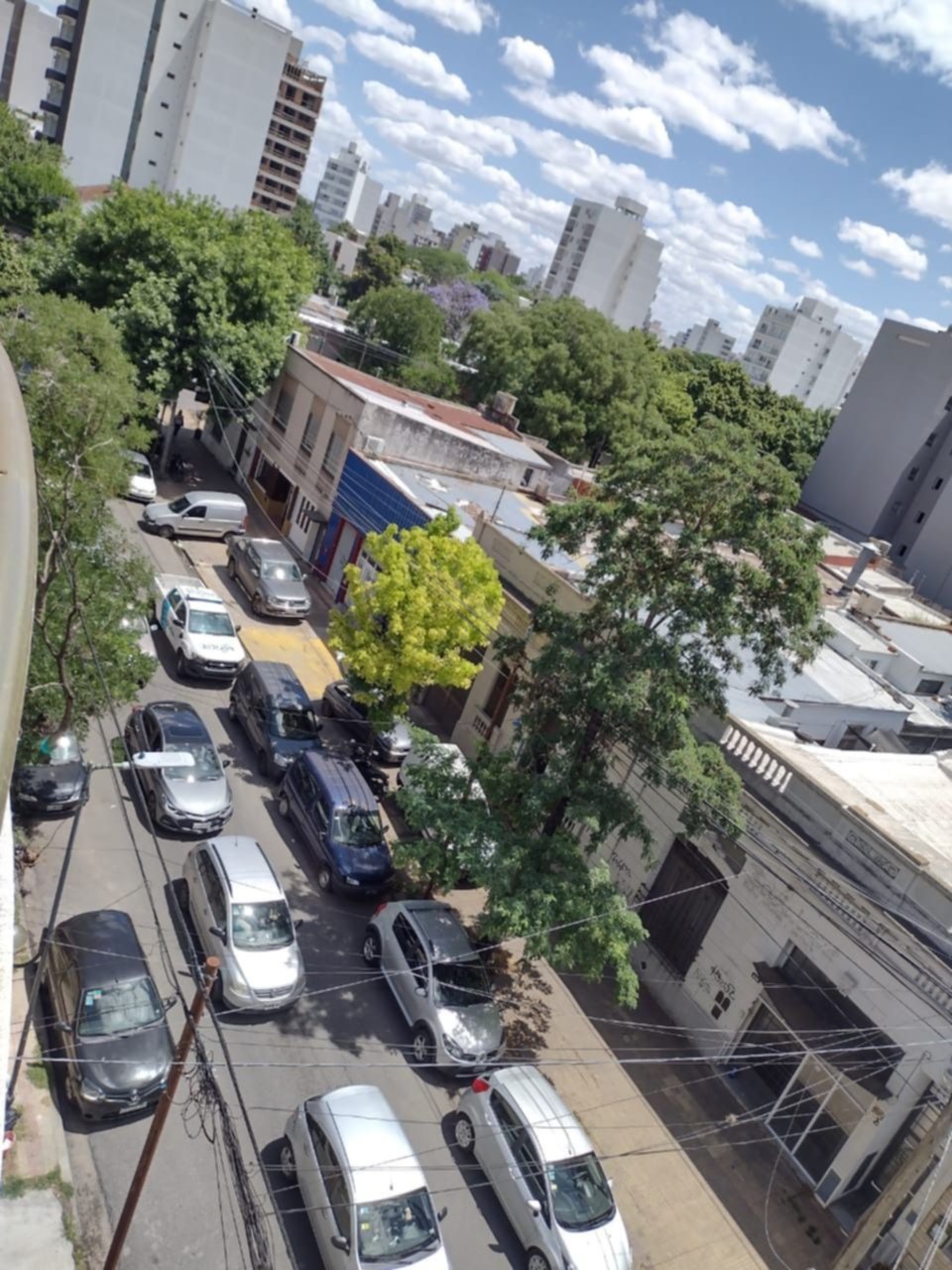 Frentistas y peatones a merced del "estacioná donde quieras" en Barrio Norte