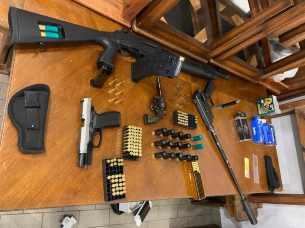 Vino de visita a La Plata desde EE UU y la recibió a escopetazo limpio: en su casa tenía un arsenal