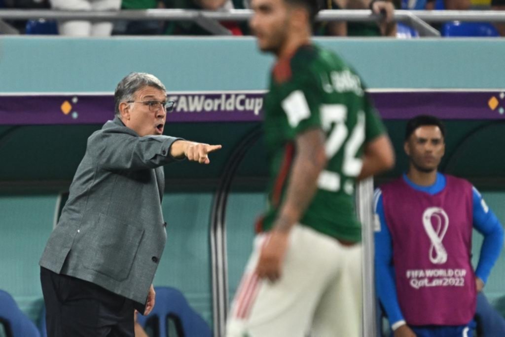 Los hinchas aztecas silbaron a Martino y Rogelio Funes Mori