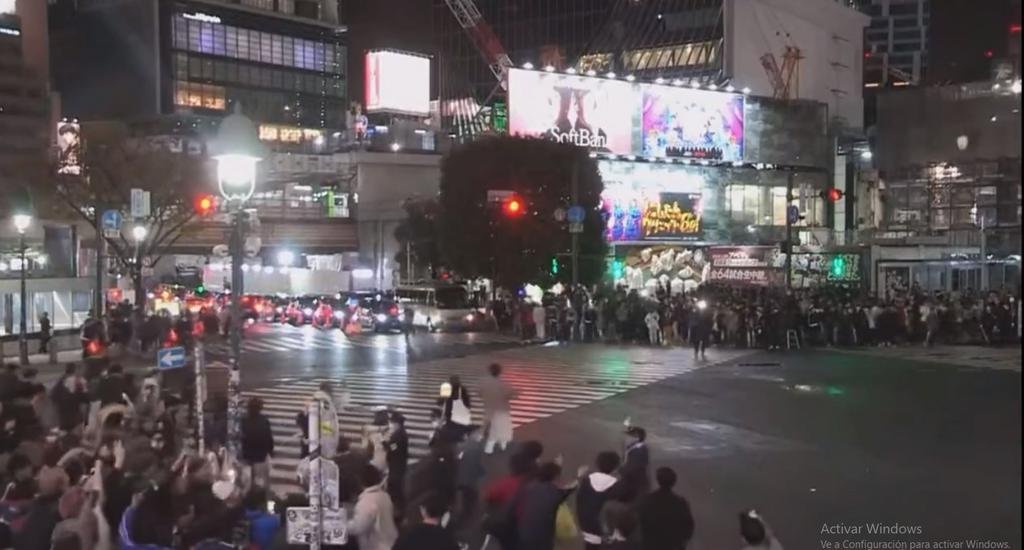 Festejo y respeto al semáforo en el centro de Tokio