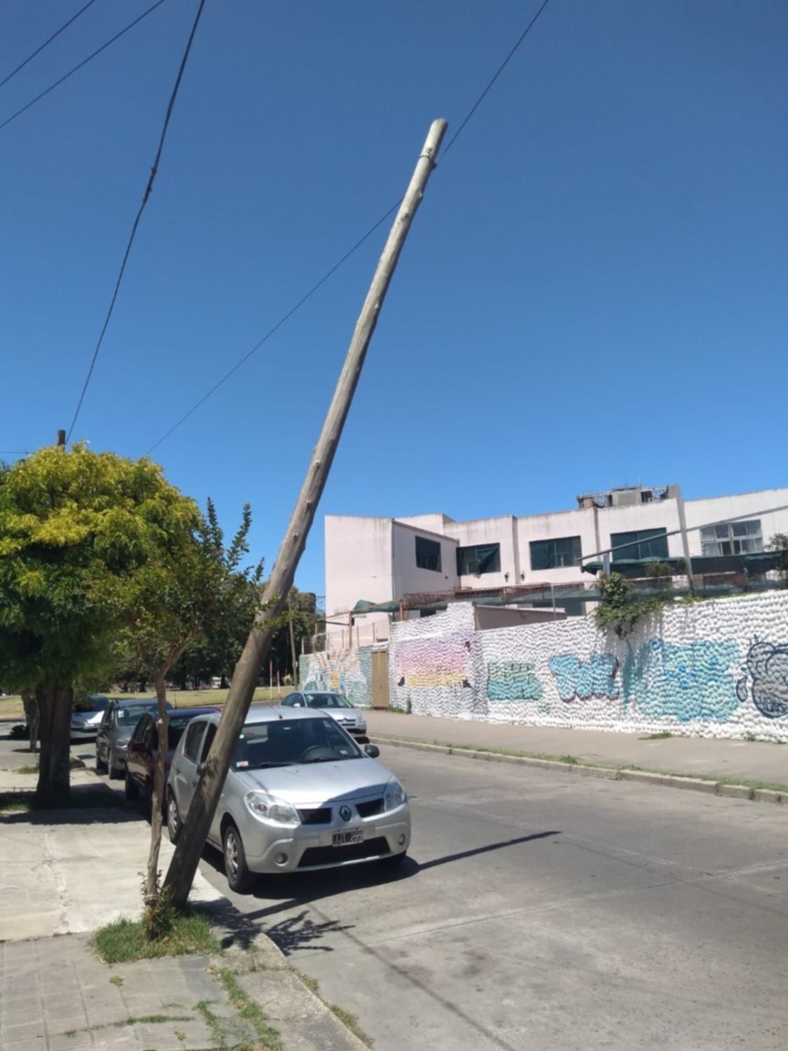 Un poste inclinado genera temor  a metros de una escuela de La Loma