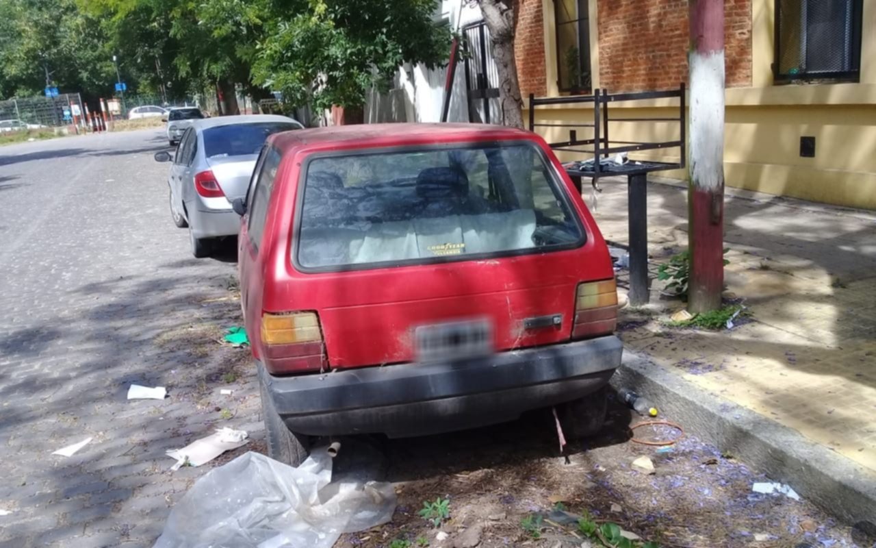 Vecinos de un barrio platense denuncian la presencia de un auto abandonado en plena calle
