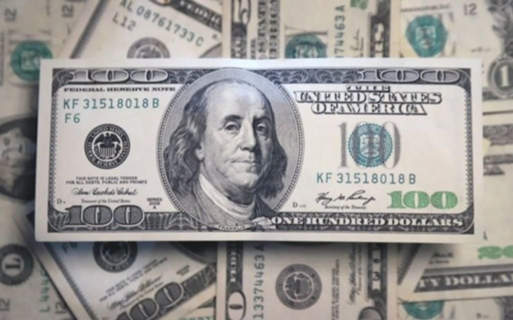 El dólar blue subió $14 en cuatro días y cerró la semana a $320
