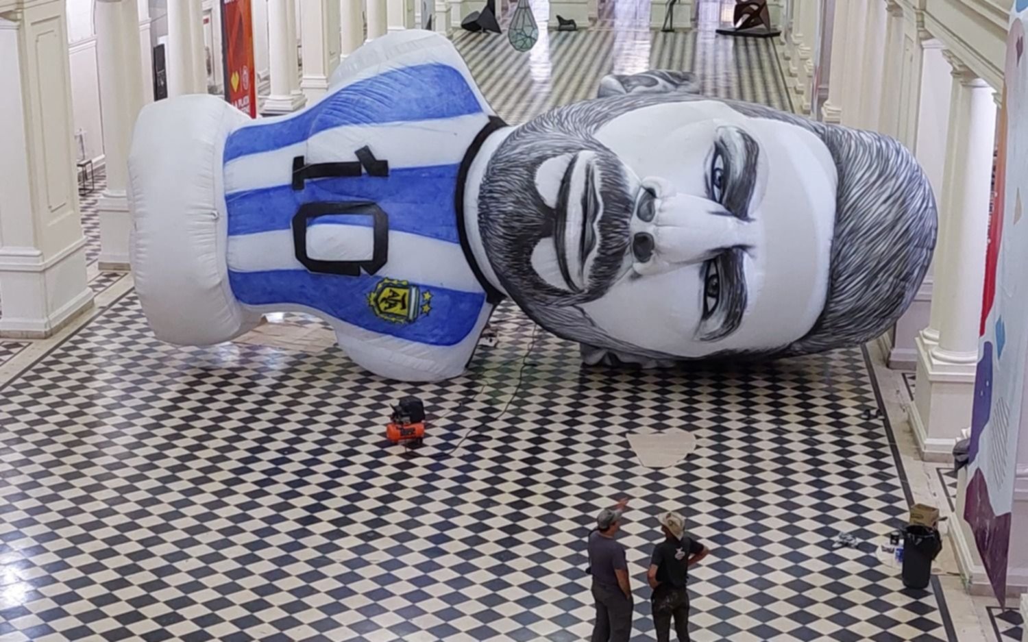 El Messi gigante creado en La Plata, listo para posar en el Obelisco